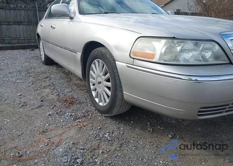 2005 Lincoln Town Car Signature Limited из США, поврежденный, VIN 1LNHM82W65Y668882